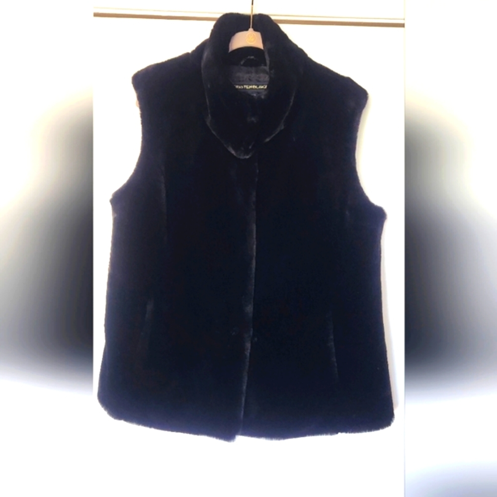 Kristen Blake black faux fur vest with hook closures and pockets like new size l